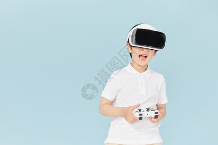 带着VR眼镜玩游戏的小男孩图片