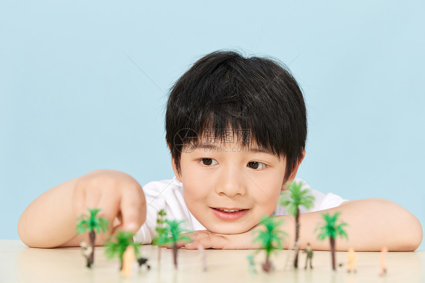 小男孩与微距植物图片