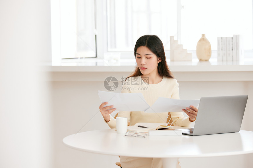 周末居家办公的年轻女性图片