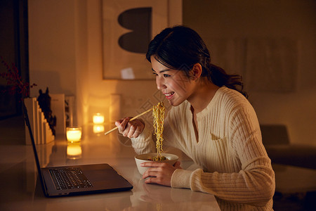 居家女性熬夜看剧吃泡面图片