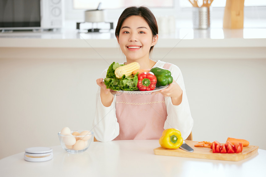 周末居家做美食的年轻女性图片