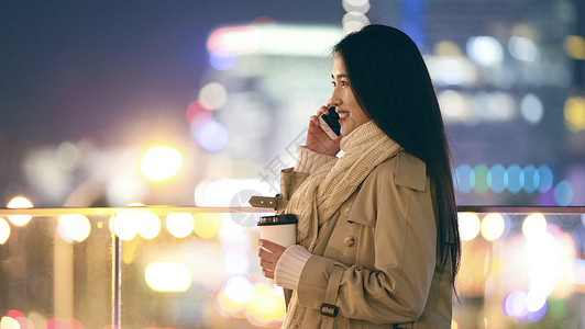 都市白领夜晚打电话图片素材