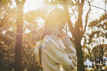 青春清新美女逆光人像图片