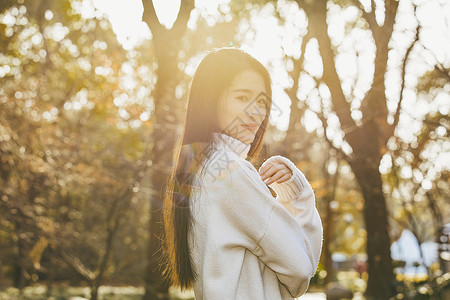 青春清新美女逆光人像背景图片