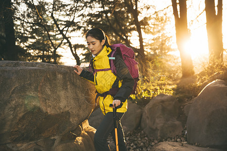 女生户外徒步登山形象世界行走日高清图片素材