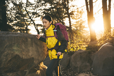 女生户外徒步登山形象亚洲人高清图片素材