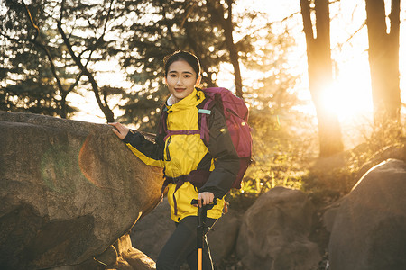 女生户外徒步登山形象休闲高清图片素材