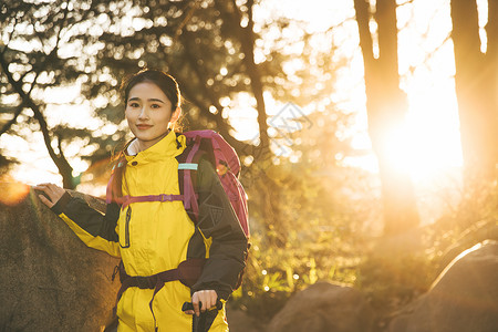 女生户外徒步登山形象傍晚高清图片素材