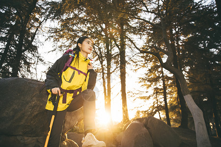 女生户外徒步登山形象夕阳高清图片素材