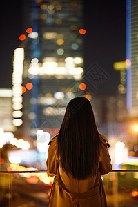 夜晚城市人冬季夜晚都市女性人像背影背景