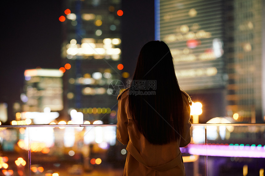 冬季夜晚都市女性人像背影图片