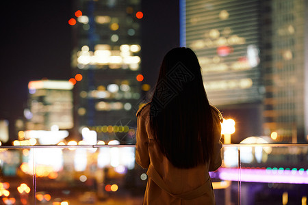 冬天围巾冬季夜晚都市女性人像背影背景