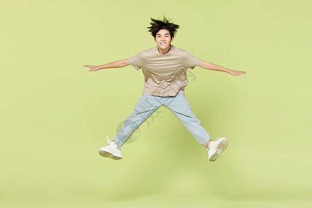 青年男性欢乐跳跃图片