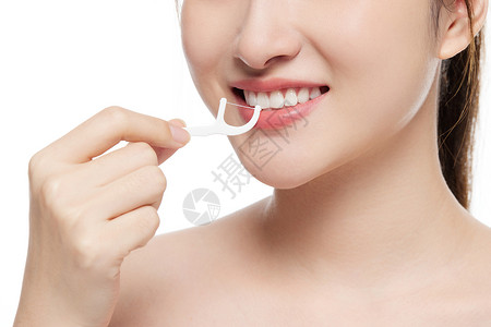 女性口腔护理使用牙线棒清洁牙齿图片