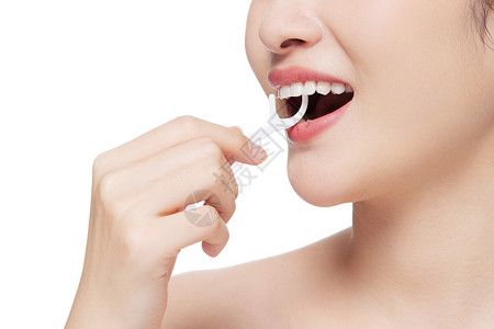 女性口腔护理使用牙线棒清洁牙齿图片