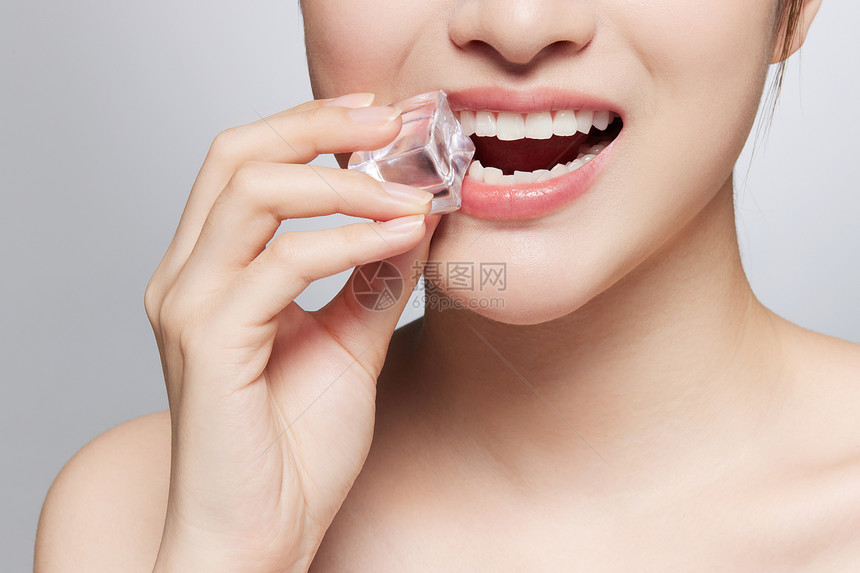 女性口腔护理健康咬冰块图片