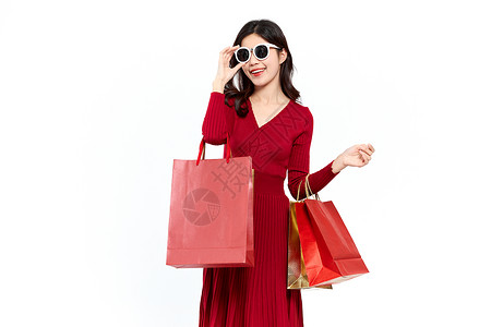 红色年终大促戴墨镜的潮流时尚女性购物消费背景