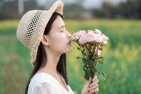 粉色染发软妹子油菜花花海中的少女背景