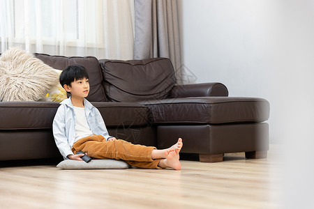 看电视的男生看着电视入迷的小男孩背景