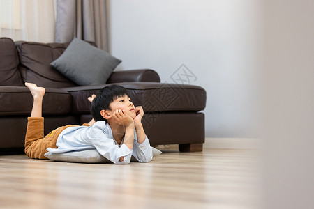 等待家长回家的小孩背景图片