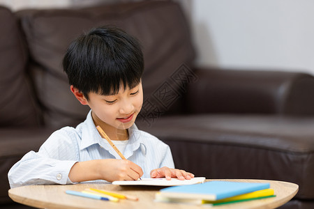 手绘儿童书本在家学习的小男孩背景