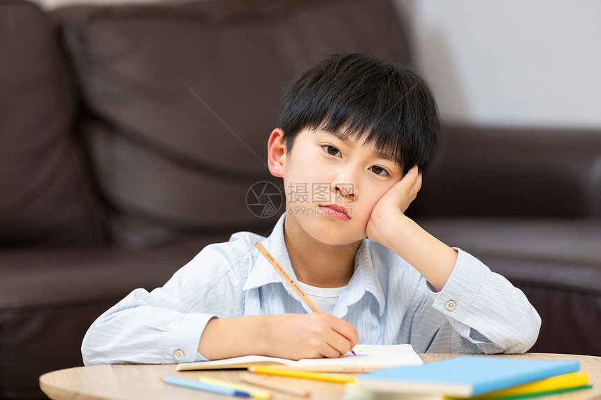 独自在家写作业的小男孩