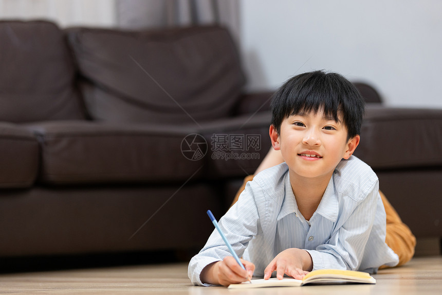 在家学习的小男孩做作业的小孩图片