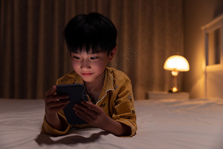 小男孩在黑暗中使用手机留守儿童高清图片素材