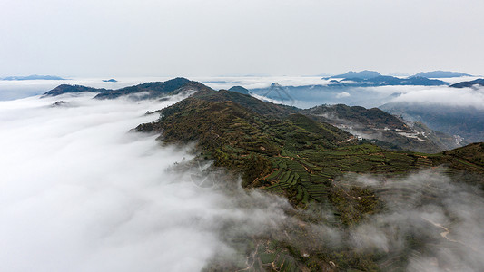 云雾环绕的山峰图片