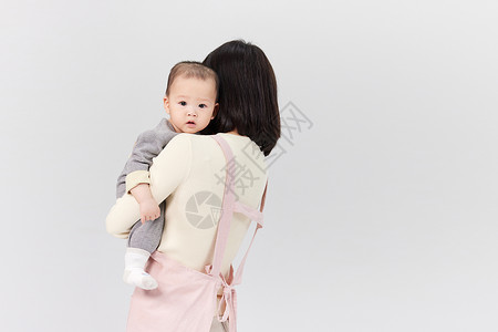 被月嫂抱着的婴儿宝宝图片