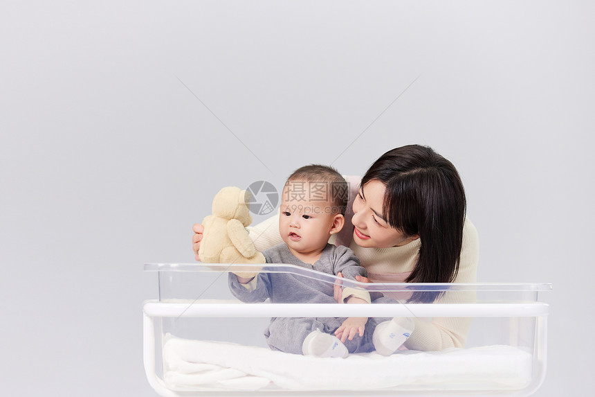 照顾小宝宝的女性图片