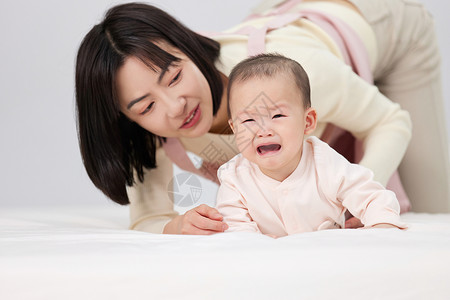 安抚哭泣婴儿的月嫂婴幼儿高清图片素材