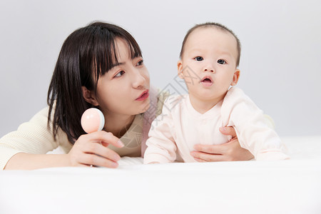月嫂与新生婴儿宝宝玩耍专业高清图片素材