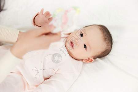 月嫂与新生婴儿宝宝玩耍护理高清图片素材
