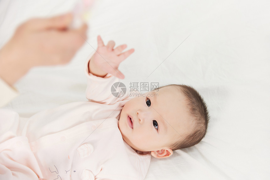 月嫂引逗新生婴儿宝宝图片