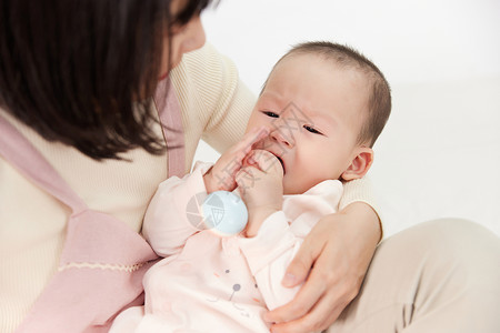 在月嫂怀里哭泣的婴儿小宝宝婴幼儿高清图片素材