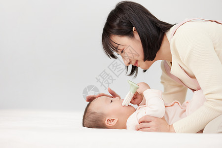 月嫂照顾婴儿小宝宝图片