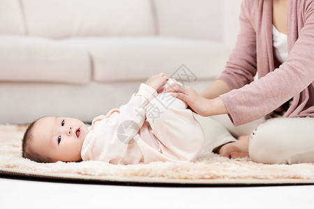 伸展四肢按摩的小宝宝抚触呵护高清图片素材