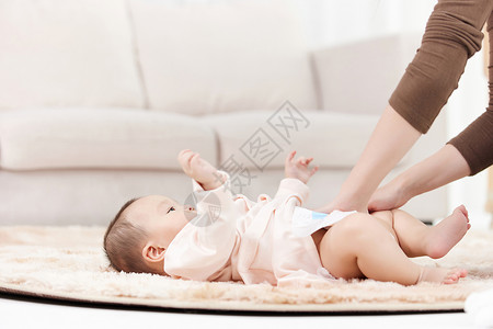 给婴儿小宝宝换尿布护理高清图片素材