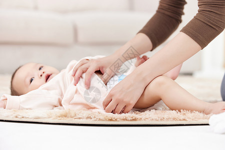 帮婴儿小宝宝换衣服月子中心高清图片素材