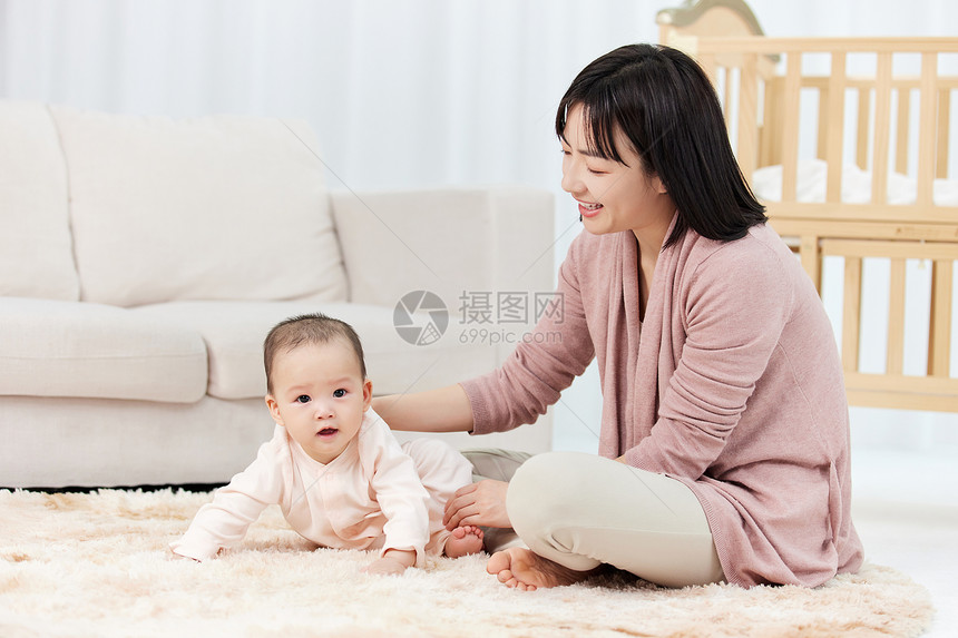 陪婴儿小宝宝玩耍的月嫂