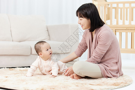 陪婴儿小宝宝玩耍的月嫂服务高清图片素材