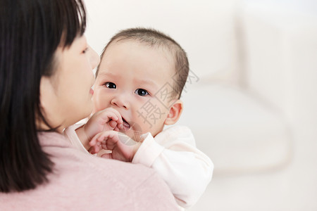 被月嫂抱着的婴儿可爱的小宝宝高清图片