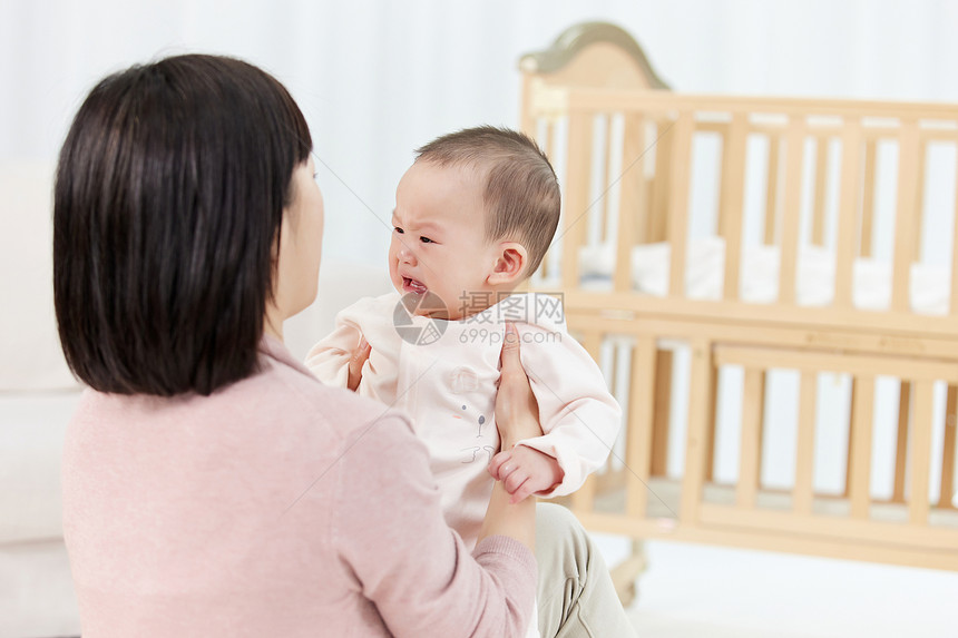 安抚哭泣婴儿的月嫂