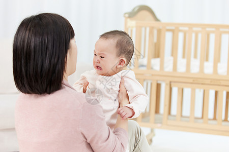 安抚哭泣婴儿的月嫂成长高清图片素材