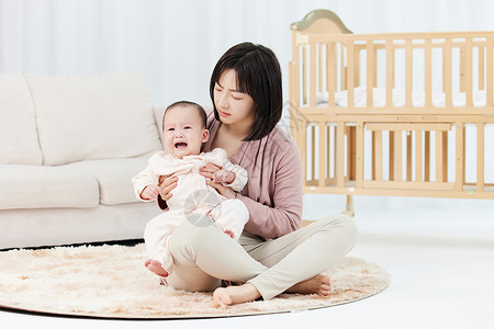 安抚哭泣婴儿的月嫂背景图片