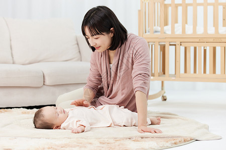 月嫂哄新生儿宝宝入睡孩子高清图片素材