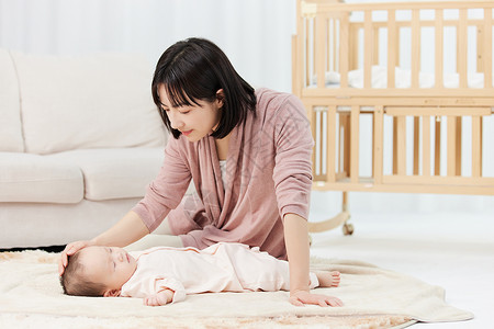 月嫂安抚新生儿宝宝入睡图片