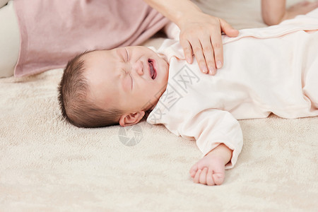 安抚哭泣的婴儿背景图片