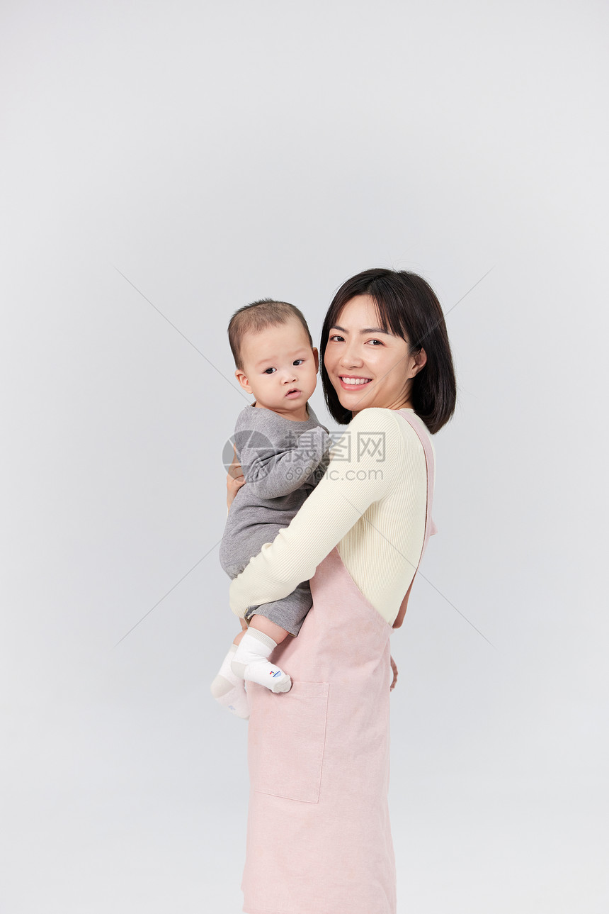 抱着小婴儿的月嫂形象图片